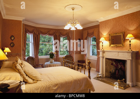 Chambre victorienne de luxe avec cheminée Banque D'Images