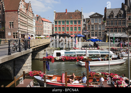 Site Korenlei, Gand, Belgique. Vue sur la Lys à La rivière maisons de guilde médiévale sur Graslei quai avec des bateaux touristiques Banque D'Images