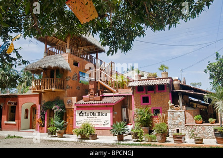 La Ola Rica Restaurant sur la rue principale dans le village de San Pancho, Nayarit, Mexique. Banque D'Images