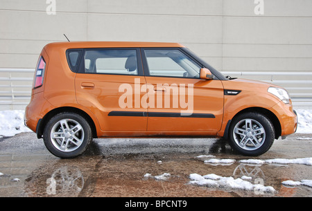 Kia Soul 1.6 - MA 2008 - orange - cinq portes (5D) - sous-compacte populaire coréen mini van voiture, petit monospace - espace de stationnement, parking gratuit Banque D'Images