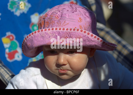 Close Up De Bebe Adorable Avec Des Joues Rondes Et Chapeau Marin Expression Mecontents L Horizontale Photo Stock Alamy