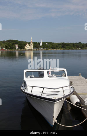 Motor Yacht plusieur bateaux amarrés dans le port de Mahone Bay, en Nouvelle-Écosse, Canada. Photo par Willy Matheisl Banque D'Images