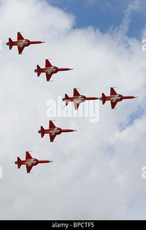 La patrouille acrobatique Suisse Afficher Afficher dans leur équipe Northrop F-5E Tiger II's répètent leur routine à l'RIAT 2010 Banque D'Images