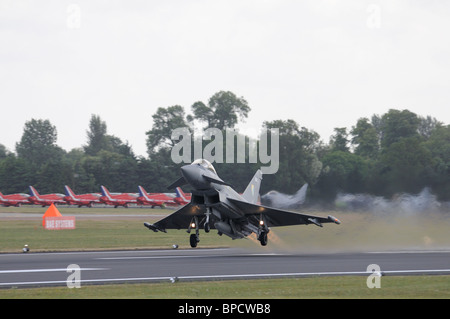 L'Eurofighter Typhoon F2 à partir de la Royal Air Force 29(R) Squadron RAF Coningsby décolle pour répéter son affichage à l'RIAT 2010 Banque D'Images