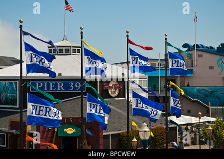 Les drapeaux à Pier 39, Fisherman's Wharf, San Francisco, California, USA Banque D'Images