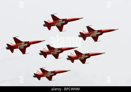 La patrouille acrobatique Suisse display team voler leurs Northrop F-5E Tiger II est dans un bien serrée et à la formation 2010 RIAT Banque D'Images