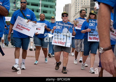 Travailleurs et travailleuses des postes pour sauver la distribution du courrier six jours Banque D'Images