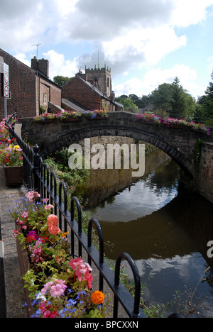 Le village de Croston dans le Lancashire entre Chorley et Southport avec la rivière Yarrow avec St Michael's Church Banque D'Images