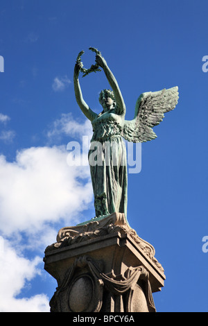 La sculpture en bronze d'un ange au-dessus de la guerre des Boers à Gateshead's memorial Saltwell Park, Tyne et Wear, Angleterre Banque D'Images