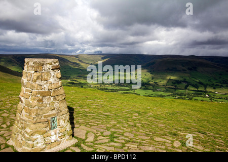 Point sommet mam tor trig vale de edale derbyshire peak district national park england uk go Banque D'Images