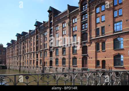 Les immeubles de bureaux dans le quartier des entrepôts de Speicherstadt, Hambourg, Allemagne Banque D'Images