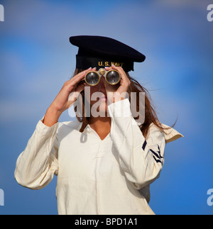 Jeune femme dans la Marine binoculars Banque D'Images