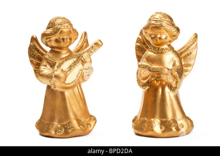 Deux golden Christmas Angel figurines musiciens sur fond blanc Banque D'Images