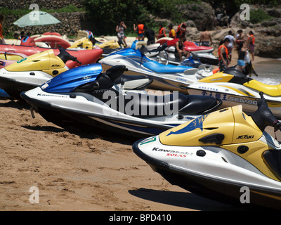 Les jet-skis et les motomarines sont placées sur une plage à Kenting, dans le sud de Taïwan Banque D'Images