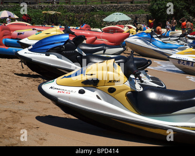 Les jet-skis et les motomarines sont placées sur une plage à Kenting, dans le sud de Taïwan Banque D'Images