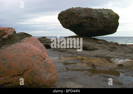 Haida Gwaii (îles de la Reine-Charlotte), le nord de la Colombie-Britannique, British Columbia, Canada - Rock 'balance' près de Skidegate sur l'île Graham Banque D'Images