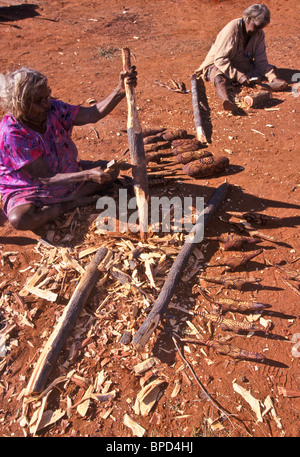 Anangu Senior woman preparing wood pour la sculpture, l'Australie du Sud Banque D'Images