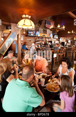 Les gens de manger et de boire à Mount Charleston, Charleston Mt Lodge, près de Las Vegas, Nevada, USA Banque D'Images