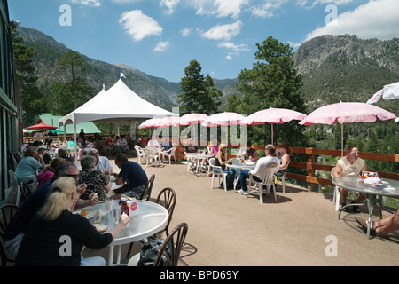 Les gens de manger et de boire à Mount Charleston, Charleston Mt Lodge, près de Las Vegas, Nevada, USA Banque D'Images