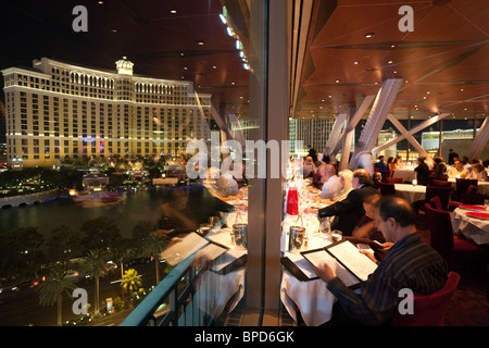 Diners dans le restaurant de la Tour Eiffel, l'Hôtel de Paris, l'hôtel Bellagio, Las Vegas, Nevada, USA Banque D'Images