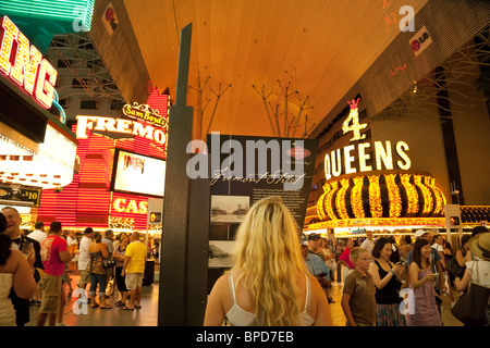 Les personnes bénéficiant de la vie nocturne de Las Vegas Downtown sur Fremont Street, Las Vegas, Nevada, USA Banque D'Images