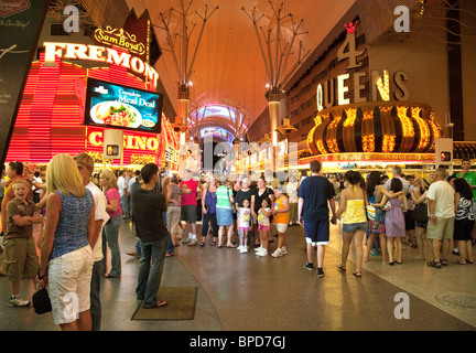 Les personnes bénéficiant de la vie nocturne de Las Vegas Downtown sur Fremont Street, Las Vegas, Nevada, USA Banque D'Images