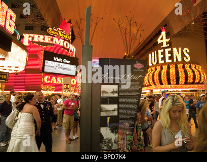 Les personnes bénéficiant de la vie nocturne de Las Vegas Downtown sur Fremont Street, Las Vegas, Nevada, USA Banque D'Images