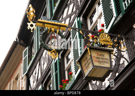 Un panneau annonce le Brewery-Restaurant Schlenkerla dans l'Altstadt de Bamberg, Allemagne. Banque D'Images