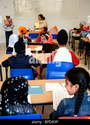 Le punjabi leçon pour les enfants sikhs dans une classe de la gurdwara Banque D'Images