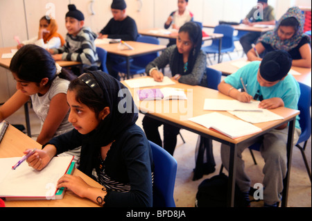 Enfants Sikh Punjabi d'apprentissage dans une salle de classe à Hounslow gurdwara, Angleterre Banque D'Images