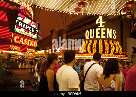 Les personnes bénéficiant de la vie nocturne de Las Vegas Downtown sur Fremont Street, Las Vegas, Nevada, USA Banque D'Images