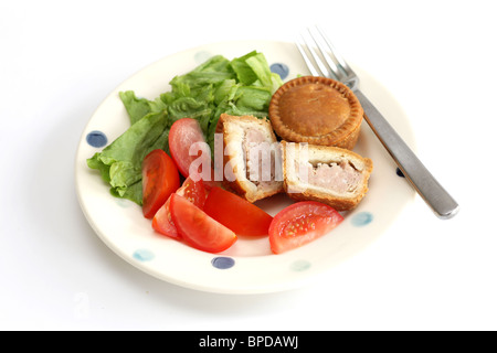 Sarriette fraîche Pork pie avec un mélange de salade du jardin d'été en bonne santé avec aucun peuple contre un fond blanc Banque D'Images