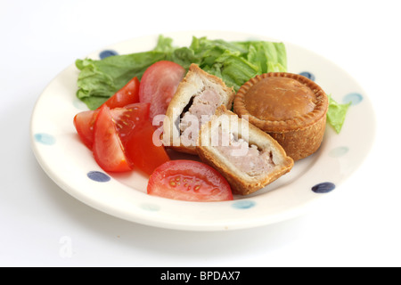 Sarriette fraîche Pork pie avec un mélange de salade du jardin d'été en bonne santé avec aucun peuple contre un fond blanc Banque D'Images