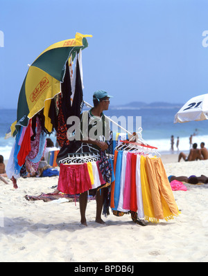 Vendeur de plage, la plage de Copacabana, Rio de Janeiro, dans l'État de Rio de Janeiro, du Brésil Banque D'Images