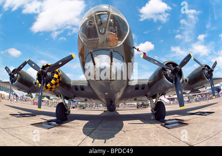 Boeing B 17 Flying Fortress Sally B faible point de vue sur hardstand montrant menton tourelle et quatre moteurs objectif fisheye Banque D'Images