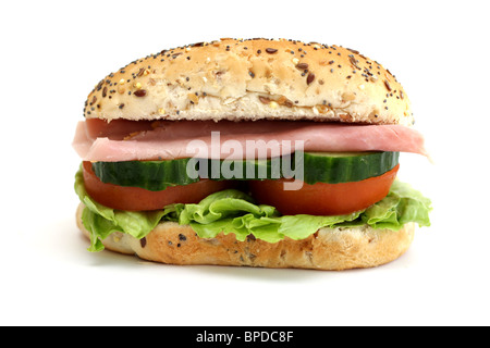 Propagation multiple frais sain Soft Brown Rouleau de jambon avec de la salade sur un fond blanc avec aucun peuple Banque D'Images