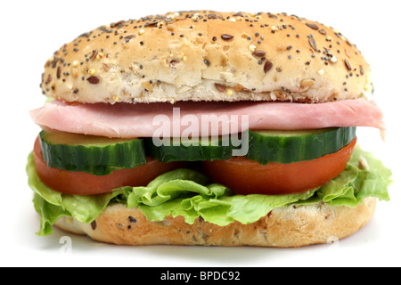 Propagation multiple frais sain Soft Brown Rouleau de jambon avec de la salade sur un fond blanc avec aucun peuple Banque D'Images