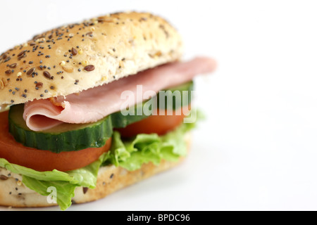 Propagation multiple frais sain Soft Brown Rouleau de jambon avec de la salade sur un fond blanc avec aucun peuple Banque D'Images