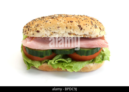 Propagation multiple frais sain Soft Brown Rouleau de jambon avec de la salade sur un fond blanc avec aucun peuple Banque D'Images