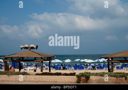 Promenade le long de la plage de Tel Aviv Banque D'Images