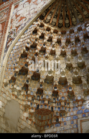 Très décoratif et un plafond à motifs géométriques et mur de Boukhara Boukhara, Ouzbékistan, Madrassa. Banque D'Images