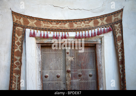Une porte avec un tissu décoration avec de glands dans le marché de Boukhara Boukhara, Ouzbékistan. Banque D'Images