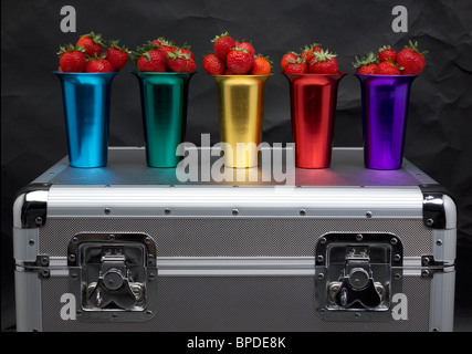 Les fraises Fragara. Des groupes de fraises placées dans des bateaux en aluminium anodisé coloré Banque D'Images