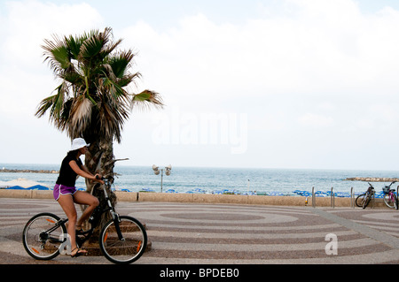 Promenade le long de la plage de Tel Aviv Banque D'Images
