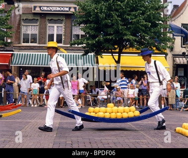 Porteurs au marché du fromage hebdomadaire organisé dans le centre-ville historique d'Alkmaar Banque D'Images