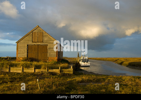 Le ruisseau à côté de l'ancienne maison de charbon à Thornham sur l'inondation de la marée. Banque D'Images