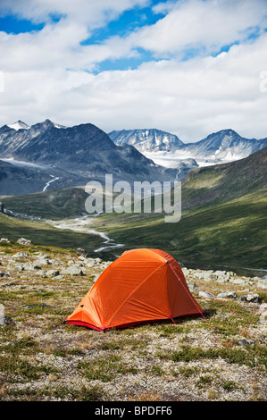 Dans la tente de randonnée mountain paysage avec Memurudalen Jotuhnehimen en arrière-plan, le parc national, la Norvège Banque D'Images