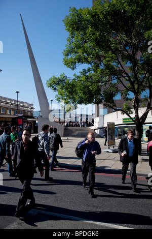 Les navetteurs en passant devant la sculpture spike vers London Bridge a la fin de la journée. Banque D'Images