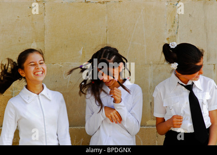 L'Azerbaïdjan, Bakou, voir de jeunes filles les cheveux ébouriffés et en s'amusant Banque D'Images