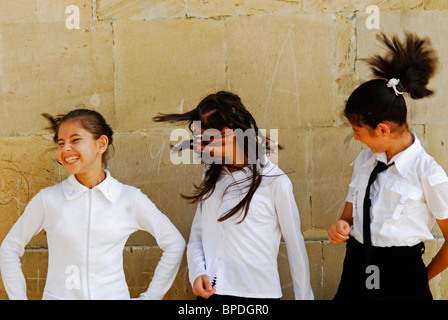 L'Azerbaïdjan, Bakou, voir de jeunes filles les cheveux ébouriffés et en s'amusant Banque D'Images